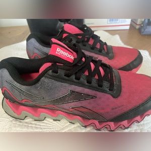 *Ready to Ship* Reebok Pink & Black ZigTech 7.5